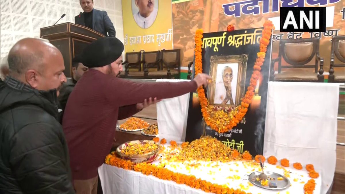 BhaaratExpress's tweet photo. जम्मू-कश्मीर: #भाजपा कार्यकर्ताओं ने #जम्मू में पार्टी कार्यालय में पीएम मोदी की मां हीराबेन मोदी को श्रद्धांजलि दी.
#JammuAndKashmir #HeerabaModi #Heeraben #RIPHeerabaModi #NarendraModi @narendramodi #bharatexpress https://t.co/4GM30oilLB