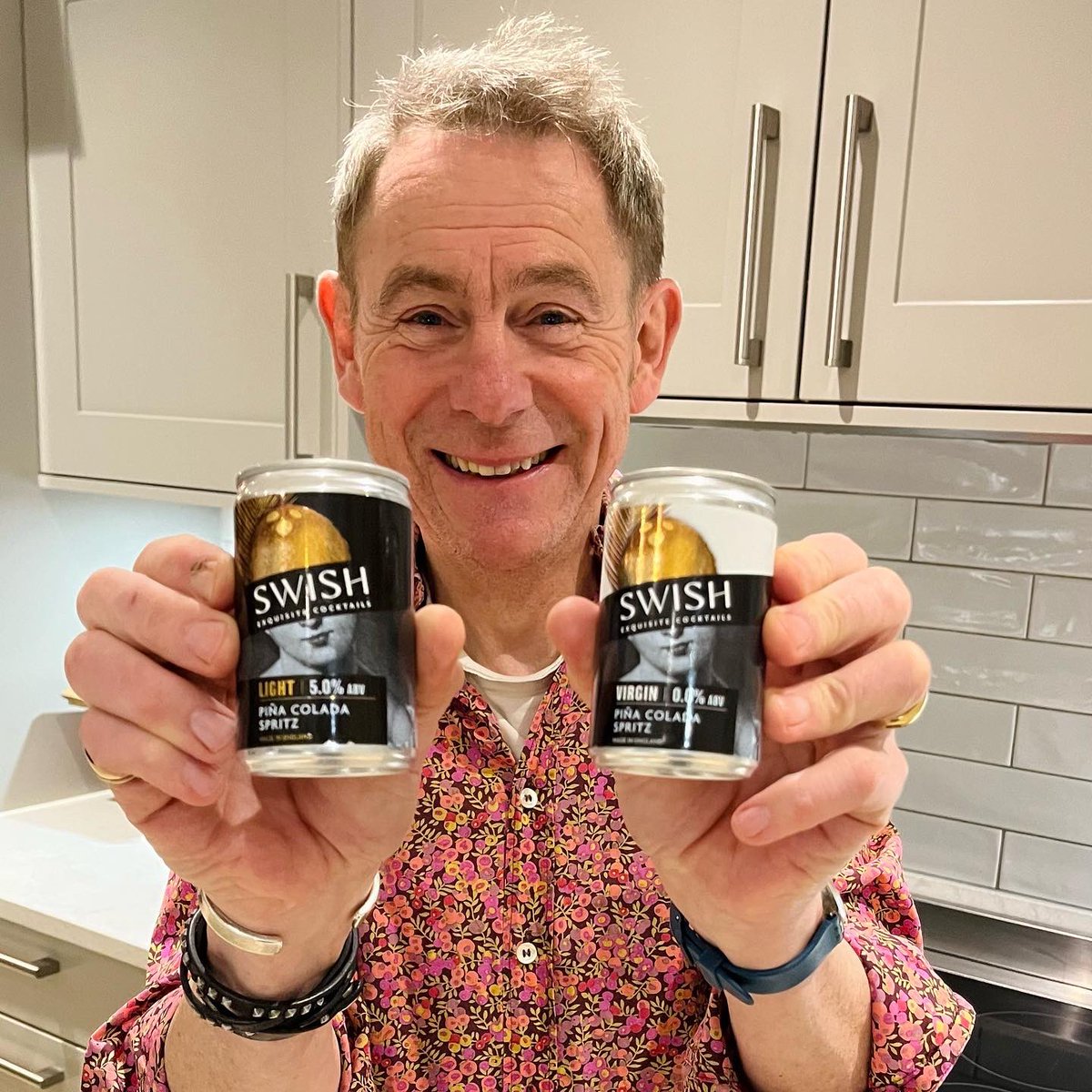 usdtrxio's tweet photo. Ready to connect with @RobertElms 11.35-12noon @BBCRadioLondon Although we will both be quaffing @SwishCocktails Iโll be drinking mine in #mauritius I know thatโs unfair! Also #VanHunks rosรฉ & charcuterie from @porcuspeople & @northbysudouest & Grissini from @SeggianoFoods HNY ๐ https://t.co/SplP1uId21