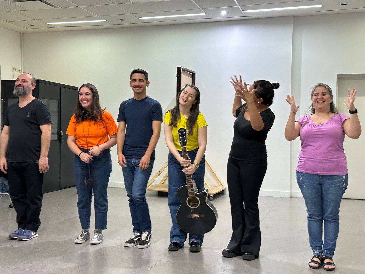USALLenguas's tweet photo. 👉Ensayo abierto de “El mundo de Ellis”, obra inclusiva en español y Lengua de Señas Argentina (LSA) 🎭🤙, que se estrenará en marzo de 2023 en el Teatro Border de CABA.
¡Felicitaciones! 👏👏👏
https://t.co/6Z8UYZMWPR
#LSA #idiomasUSAL #lenguasmodernasUSAL #USAL https://t.co/tUHYg4beD3