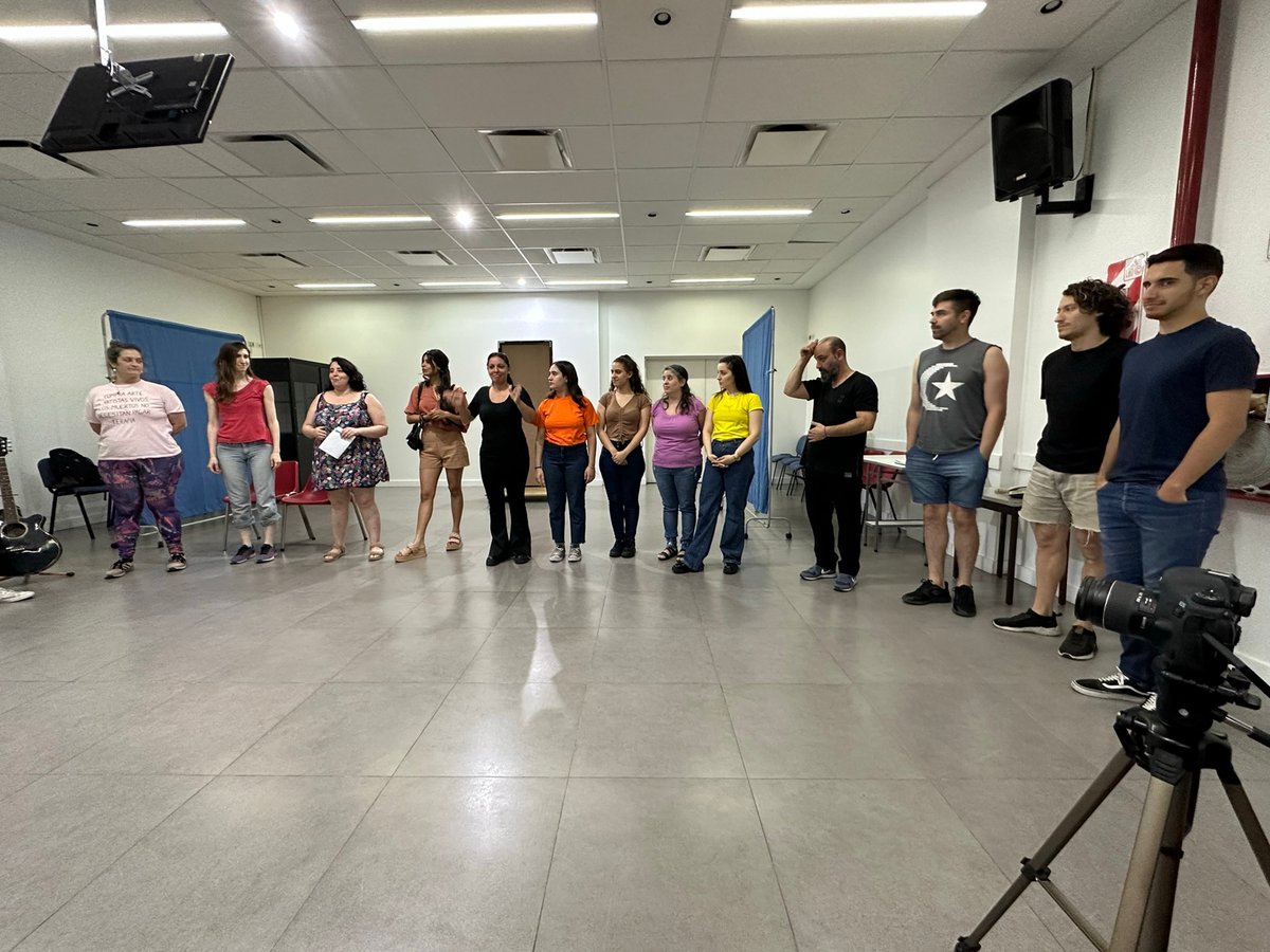 USALLenguas's tweet photo. 👉Ensayo abierto de “El mundo de Ellis”, obra inclusiva en español y Lengua de Señas Argentina (LSA) 🎭🤙, que se estrenará en marzo de 2023 en el Teatro Border de CABA.
¡Felicitaciones! 👏👏👏
https://t.co/6Z8UYZMWPR
#LSA #idiomasUSAL #lenguasmodernasUSAL #USAL https://t.co/tUHYg4beD3
