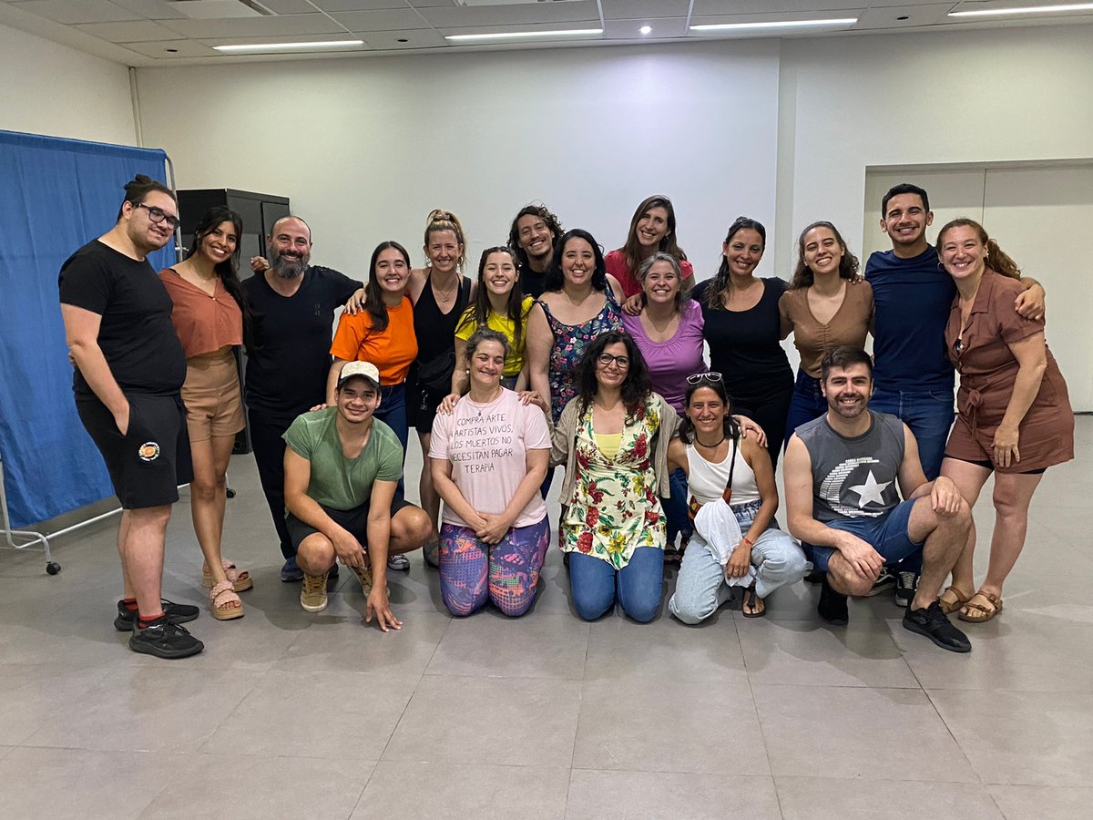 USALLenguas's tweet photo. 👉Ensayo abierto de “El mundo de Ellis”, obra inclusiva en español y Lengua de Señas Argentina (LSA) 🎭🤙, que se estrenará en marzo de 2023 en el Teatro Border de CABA.
¡Felicitaciones! 👏👏👏
https://t.co/6Z8UYZMWPR
#LSA #idiomasUSAL #lenguasmodernasUSAL #USAL https://t.co/tUHYg4beD3