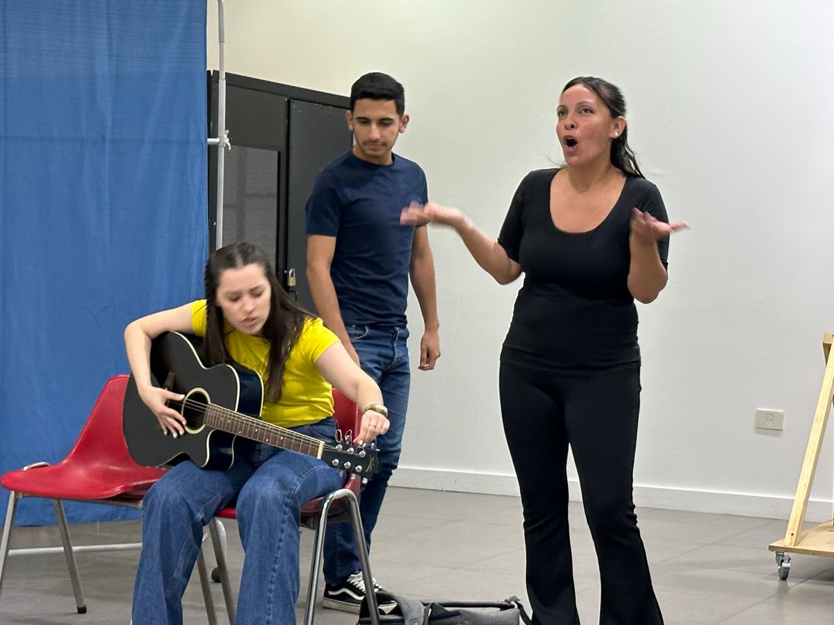 USALLenguas's tweet photo. 👉Ensayo abierto de “El mundo de Ellis”, obra inclusiva en español y Lengua de Señas Argentina (LSA) 🎭🤙, que se estrenará en marzo de 2023 en el Teatro Border de CABA.
¡Felicitaciones! 👏👏👏
https://t.co/6Z8UYZMWPR
#LSA #idiomasUSAL #lenguasmodernasUSAL #USAL https://t.co/tUHYg4beD3