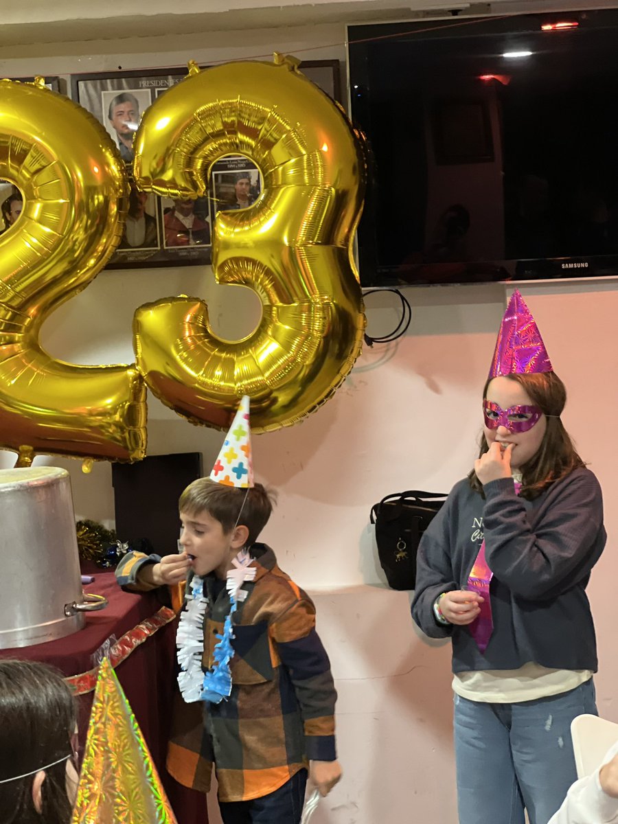 SanVicentMarva's tweet photo. Ayer nuestros infantiles disfrutaron de la #nochevieja  infantil con su cena de gala, campanadas y amigo invisible. Disfrutaron muchísimo. 🎄🍇🕕 #fallaSVM #NOCHEVIEJA #INFANTILES https://t.co/6fadVQRBV9