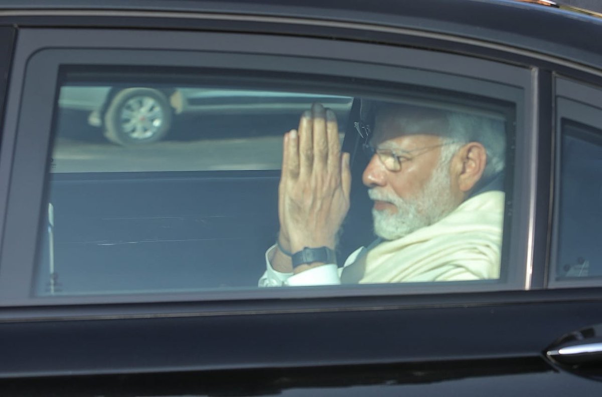 IndianExpress's tweet photo. #ExpressPhotos | PM Modi’s mother Hiraba cremated in Gandhinagar; condolences pour in

See more: 

https://t.co/MWADjSwne5 https://t.co/Y29rsBL66P