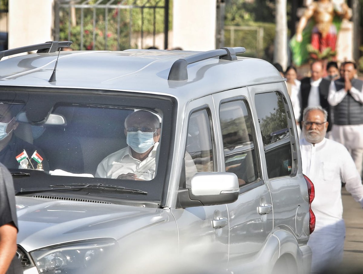 IndianExpress's tweet photo. #ExpressPhotos | PM Modi’s mother Hiraba cremated in Gandhinagar; condolences pour in

See more: 

https://t.co/MWADjSwne5 https://t.co/Y29rsBL66P
