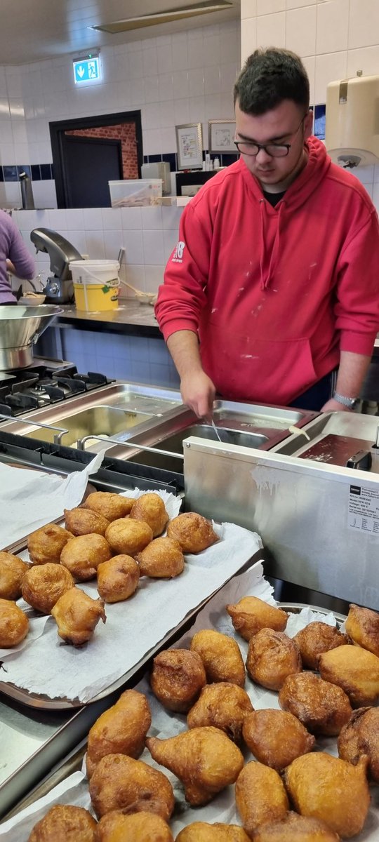 Vanmiddag oliebollen verkoop bij de Rots.
Vanaf 15:00-18:00uur.
0,80 cent per stuk.
15 voor 10 euro.
Opbrengst voor het jongerenwerk.