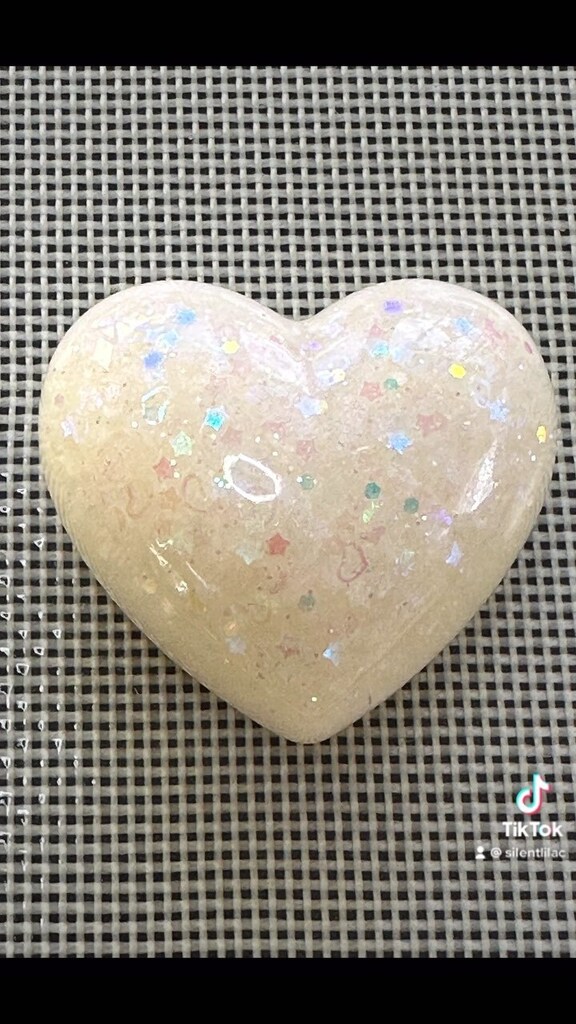 I “heart” this glitter mix. Can you tell? Still not sure what I’ll make with this but definitely thinking keychain. #silentlilac #stockingstuffers2022 #resinheart #stockingstuffers #resinmold #resinmolds #demold #demolding #demoldingresin #demoldingvideo… instagr.am/reel/CmyfvrfKX…