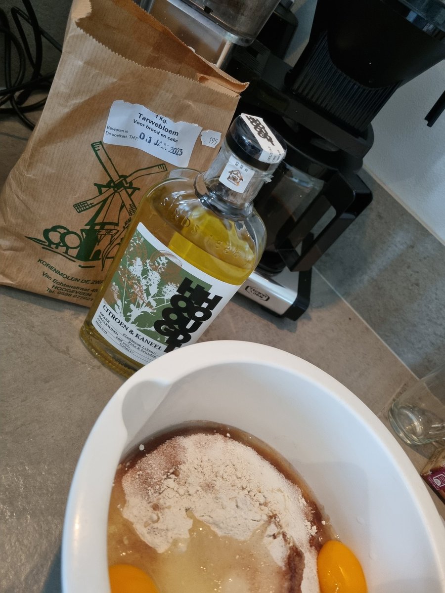 smit_evelien's tweet photo. Zullen we er voor de gezelligheid een extra ๐ง #fladderak indoen?
Knijpertjes bakken met geheim๐คซ recept, voor een gezellige #Jaarwisseling https://t.co/jncMOZwJcK