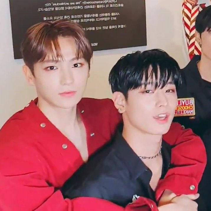 주욘이의 곰돌이책가방
대 롱.... 
                    대 롱...........