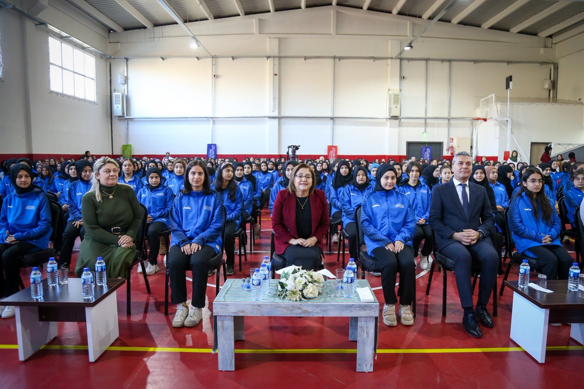 GaziantepBeld's tweet photo. Başkanımız @FatmaSahin Şehitkamil Belediyesi Kız Anadolu İmam Hatip Lisesi Fen ve Sosyal Bilimler Proje Okulu öğrencilerine #GaziantepBüyükşehir'in gençlere özel yaptığı projeleri anlattı.

Ayrıca öğrencilere sporu özendirmek için spor malzemeleri hediye etti. #SporŞehriGaziantep https://t.co/UUaLtPTXtY