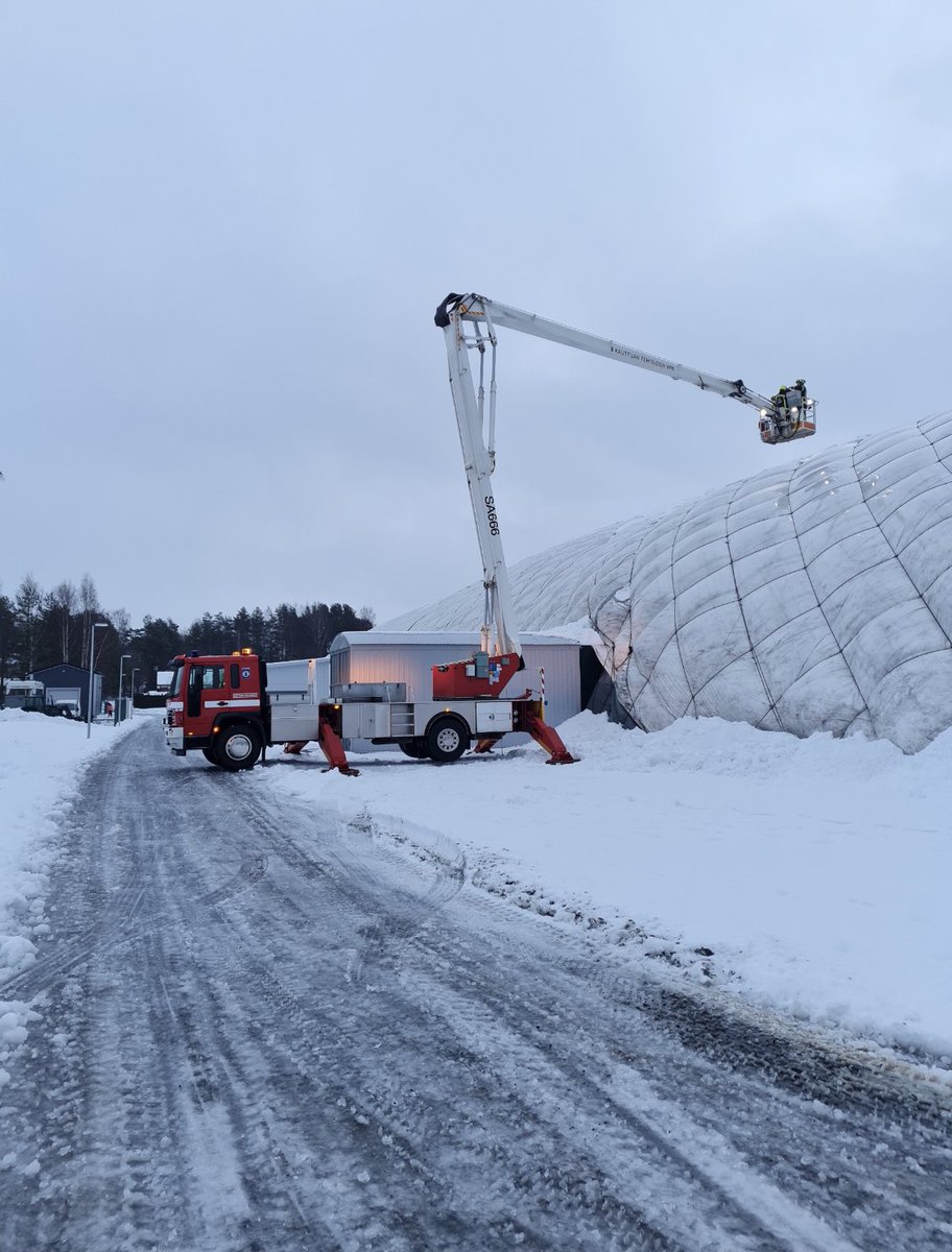 Euranpallo's tweet photo. OP-Areenalla on pidetty lumenpudotusharjoitus Kauttuan Tehtaiden VPK:n toimesta. Hyvin tuntui homma luonaavan💪 Kiitos😍 #YhteistyössäOnVoimaa #OPAreena #EuranGloben #EuranPallo https://t.co/J3iRVu6vLa