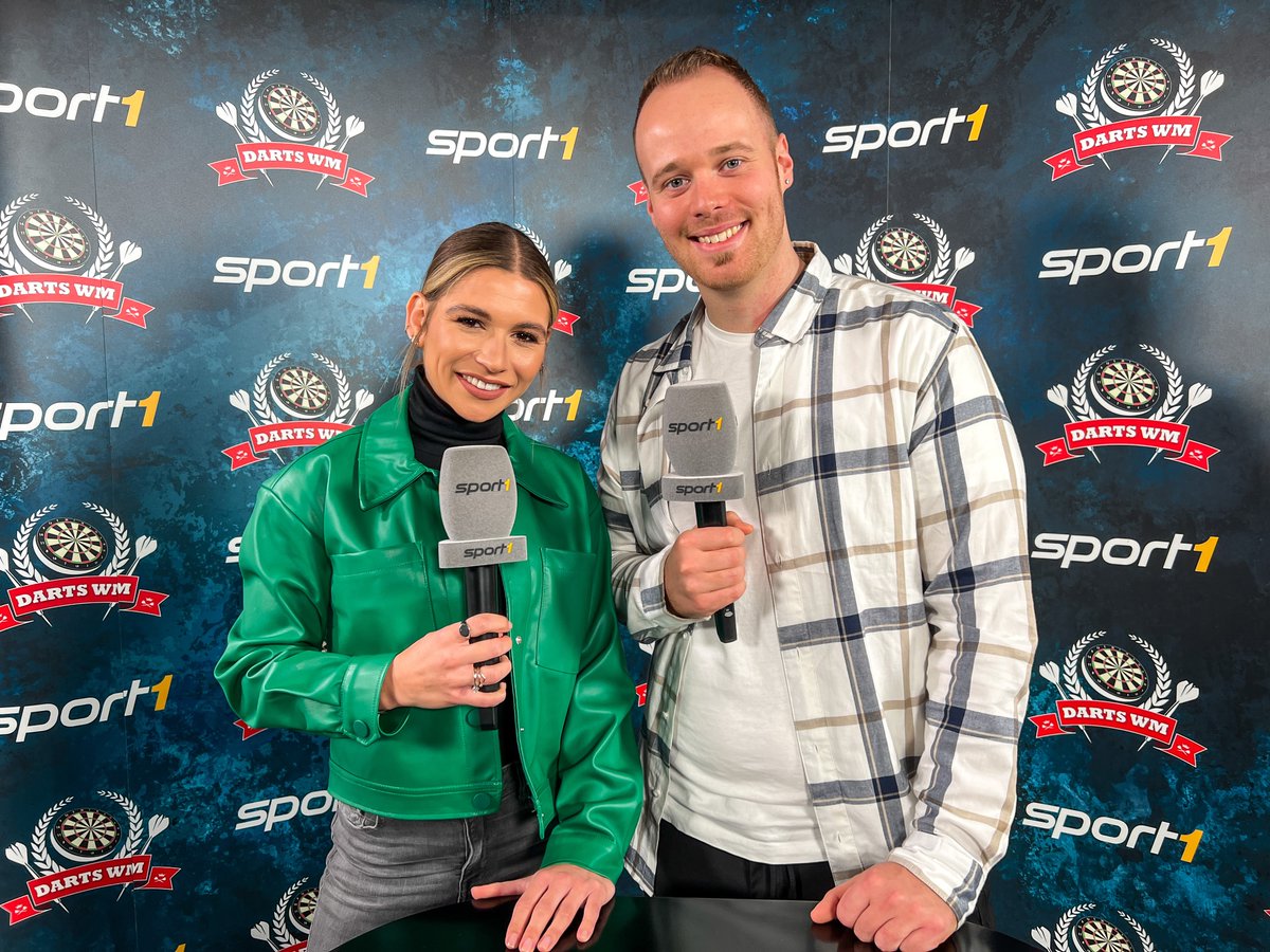 SPORT1_PR's tweet photo. Heute ist es Zeit, deutsche Darts-Geschichte zu schreiben! Ab 13 Uhr startet @SPORT1 mit der Daysession, in der Gaga #Clemens vs. Alan #Soutar um das 1. Viertelfinale bei der #DartsWM spielt. Aus dem #AllyPally melden sich Jana &amp; Max, dann übernehmen Basti &amp; Robi. Game On! 🎯🇩🇪👏🏽 https://t.co/F1f0xkccvl