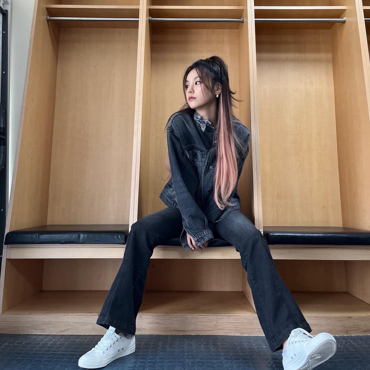 Ninja Yeji 🖤 🐈‍⬛ On Twitter Yeji In Her Canadian Tuxedo Outfit 😆