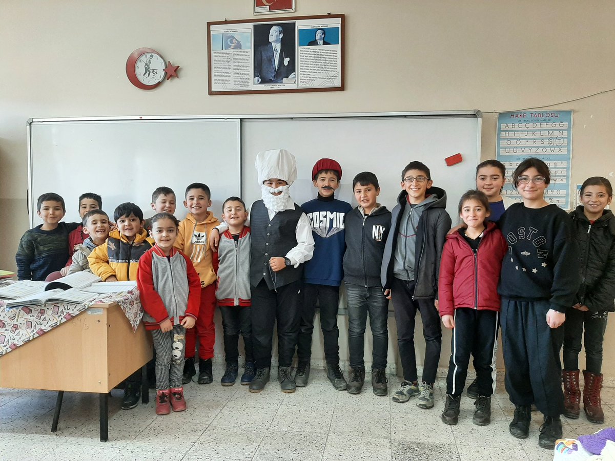 sehit_toy's tweet photo. Valilik himayesinde yürütülen Hedef Projesi dahilinde 5. Sınıf Türkçe ve Sosyal Bilgiler dersleri işbirliğiyle "Milli Kültürümüz" temasında öğrencilere kültürel mirasın önemini kavratmak amacıyla "Nasrettin Hoca Canlandırma" etkinliği gerçekleştirildi.@Sivas_HEDEF  @valisimsek https://t.co/GyIsiQl2TA