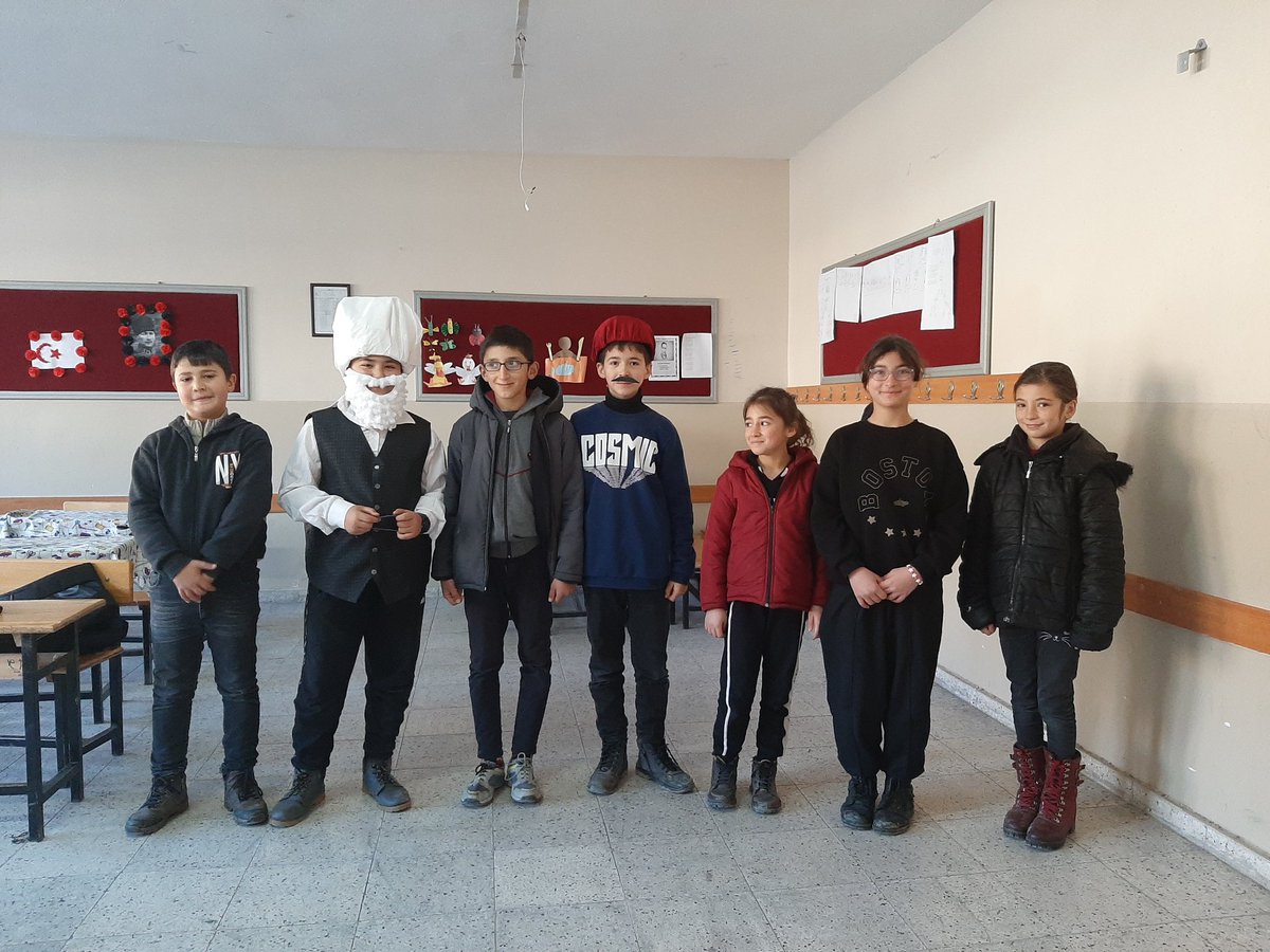 sehit_toy's tweet photo. Valilik himayesinde yürütülen Hedef Projesi dahilinde 5. Sınıf Türkçe ve Sosyal Bilgiler dersleri işbirliğiyle "Milli Kültürümüz" temasında öğrencilere kültürel mirasın önemini kavratmak amacıyla "Nasrettin Hoca Canlandırma" etkinliği gerçekleştirildi.@Sivas_HEDEF  @valisimsek https://t.co/GyIsiQl2TA