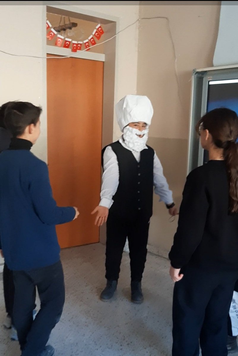 sehit_toy's tweet photo. Valilik himayesinde yürütülen Hedef Projesi dahilinde 5. Sınıf Türkçe ve Sosyal Bilgiler dersleri işbirliğiyle "Milli Kültürümüz" temasında öğrencilere kültürel mirasın önemini kavratmak amacıyla "Nasrettin Hoca Canlandırma" etkinliği gerçekleştirildi.@Sivas_HEDEF  @valisimsek https://t.co/GyIsiQl2TA