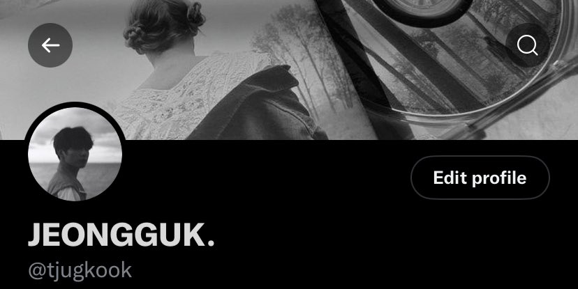 tjugkook's tweet photo. Selamat ulang tahun, @taehuyong. Kemarin minta hadiahnya Jungkook ‘kan? Maaf yang avail cuma @tjugkook. Tolong terima dengan hati yang tulus, sebelum di-unfriend. https://t.co/yC2yBqkJwi