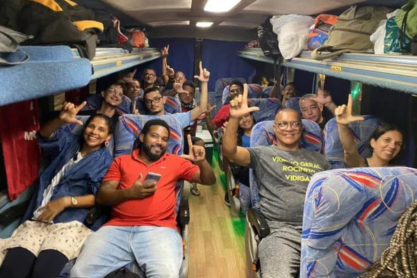 Metropoles's tweet photo. ➡️ Caravanas de apoiadores de @LulaOficial começam a chegar a Brasília para posse

A organização da posse de Lula estima a chegada de 800 caravanas com cerca de 100 mil pessoas. Alojamentos foram montados pela capital

Leia: https://t.co/vR84TA7Rrj https://t.co/QsyNaUpjbB