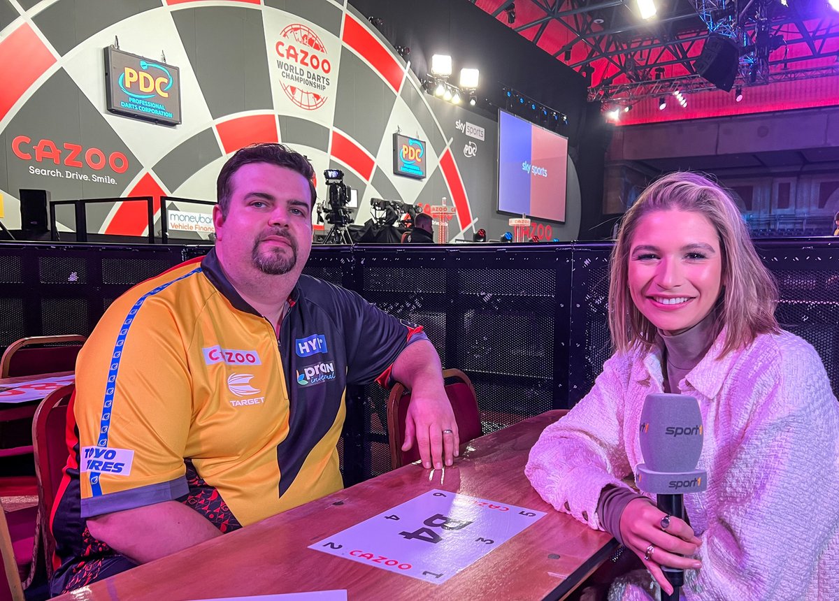 SPORT1_PR's tweet photo. Heute ist es Zeit, deutsche Darts-Geschichte zu schreiben! Ab 13 Uhr startet @SPORT1 mit der Daysession, in der Gaga #Clemens vs. Alan #Soutar um das 1. Viertelfinale bei der #DartsWM spielt. Aus dem #AllyPally melden sich Jana &amp; Max, dann übernehmen Basti &amp; Robi. Game On! 🎯🇩🇪👏🏽 https://t.co/F1f0xkccvl