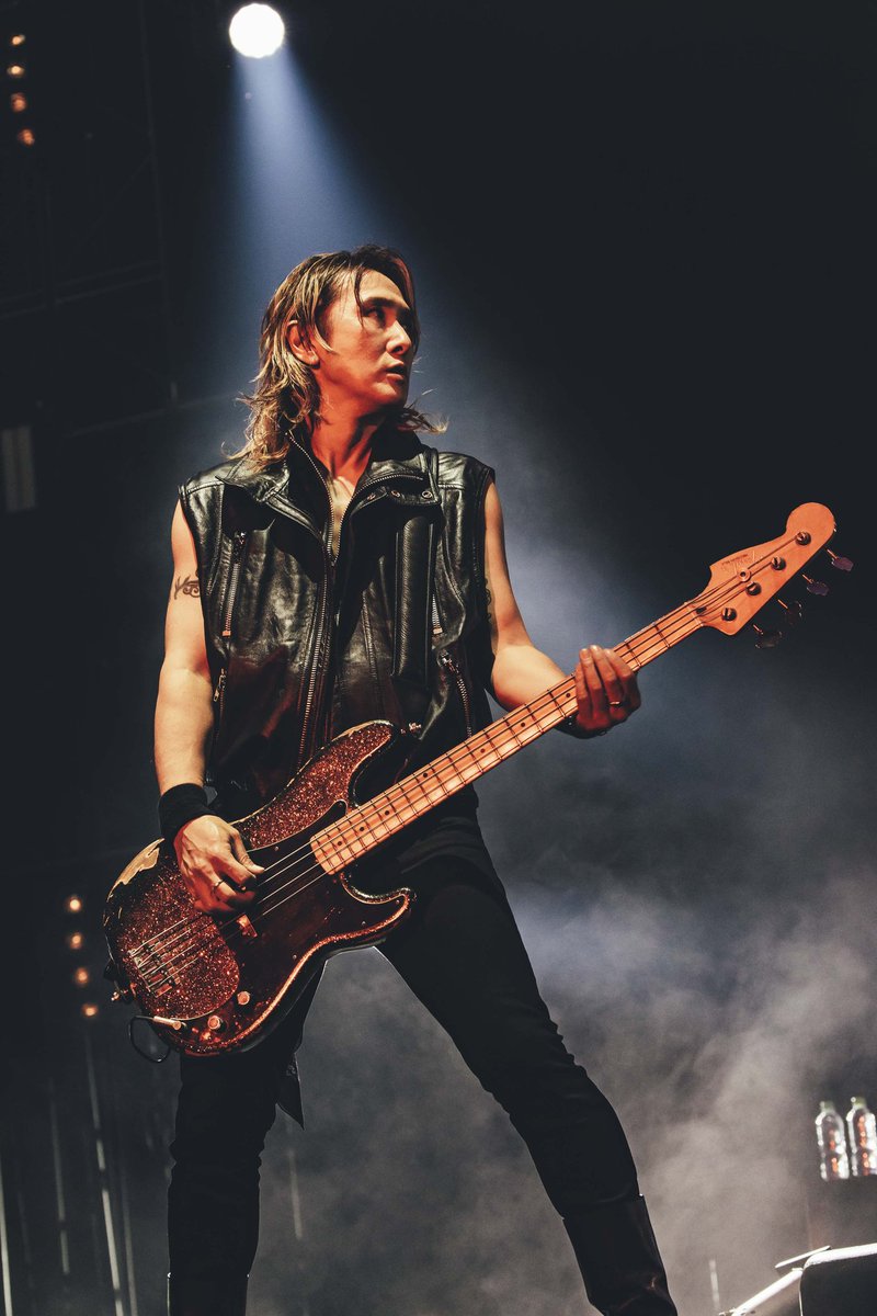 blackrose_bass's tweet photo. 今日もJ師はガンズファッションだったな。。袖ちぎり済みダブルライダースに黒T黒デニム、ケツにバンダナ、コンバースの爪先以外は全部黒でした(笑)黒服ん時と相変わらず(笑)
#perfectlightning
#j_wumf
#PYROMANIA
#LUNASEA https://t.co/uzMpxyxOIn