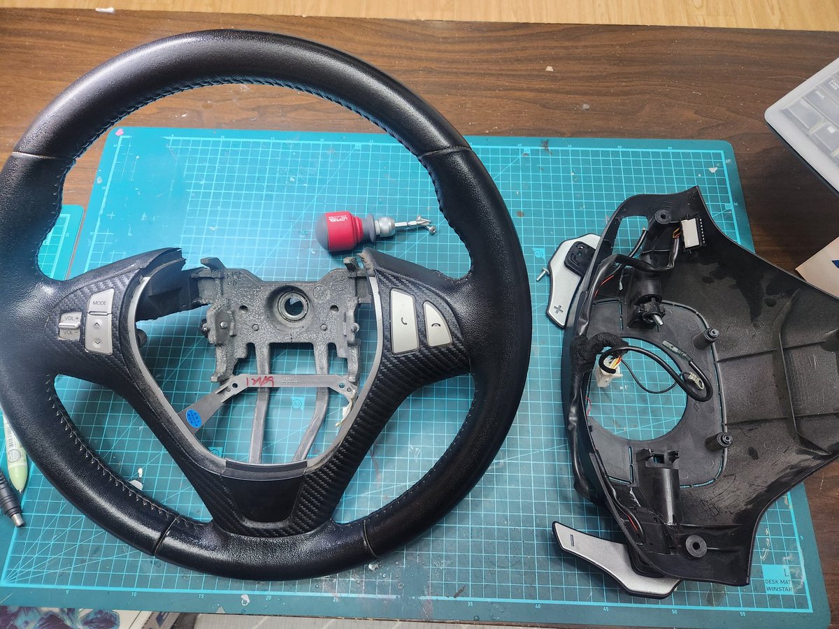 JaesunYoo's tweet photo. 趣味車のステアリングを取って見ると、パドルシフトが適当に加工して取り付けられていた。年末にちゃんと配線して取り付けて見る予定。
#ジェネシス #クーペ #ステアリング
#パドルシフト #BK #projectkin https://t.co/XEx8B6c6cc
