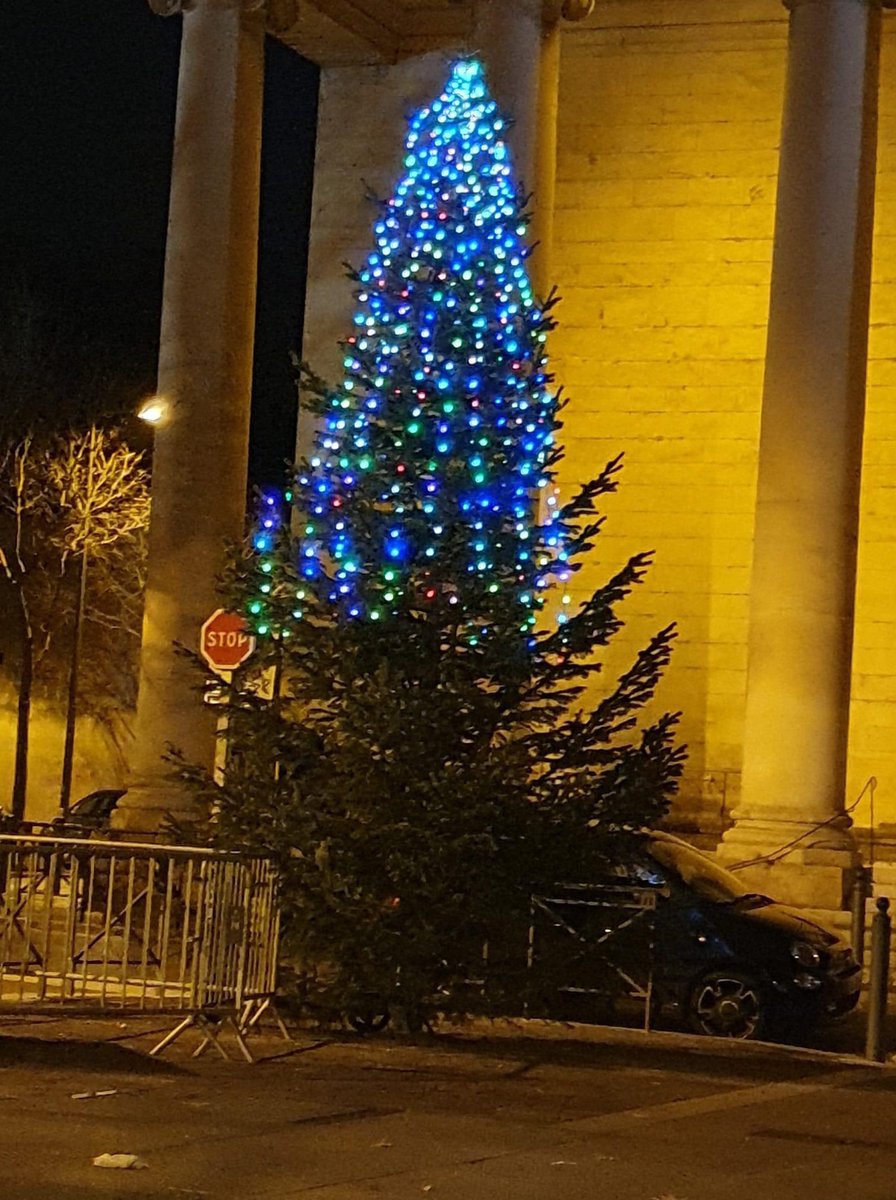 Et dans le 4 eme aux chartreux 😂😂<a href="/DidierJau/">Didier JAU</a> y’avait pas le budget deco non plus ou vous copiez <a href="/SophieCamard/">Sophie Camard</a> ?
« Bon les gars on va essayer de plaire à tout le monde donc on fout des sapins Mais on éclaire que la moitié « Ça brainstorming a fond chez EELV 😇