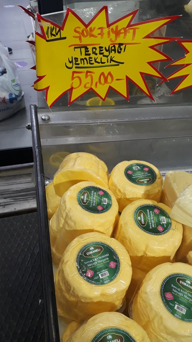 Bir yerelmarkette "yemeklik tereyağı" ibaresi ve "şok fiyat" etiketiyle tüketiciye satılmaya çalışılan bu ürün aslında bir margarin. Ürün üzerinde margarin olduğu yasal olarak beyan edilmekle birlikte "tereyağı keyfi" ifadesi de yer alıyor.
#DenetimSizde