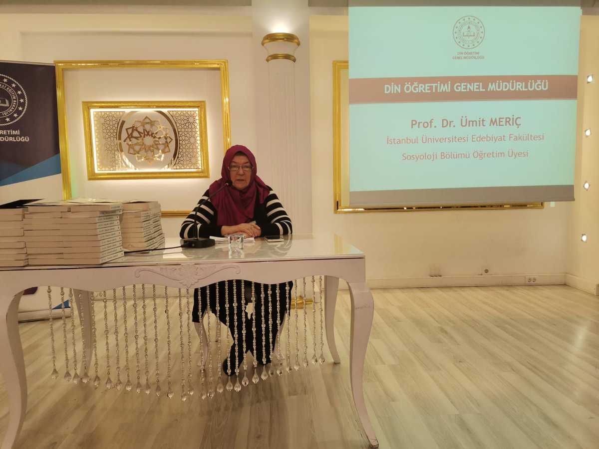İstanbul İmam Hatip Okulları Yönetici Buluşmaları Anadolu yakası Maltepe Orhangazi AİHL'de Prof. Dr. Ümit Meriç'in "Türkiye Sosyokültürel Dokusunda Milli Manevi Değerlerin Rolü" konulu konuşmalarıyla devam ediyor.