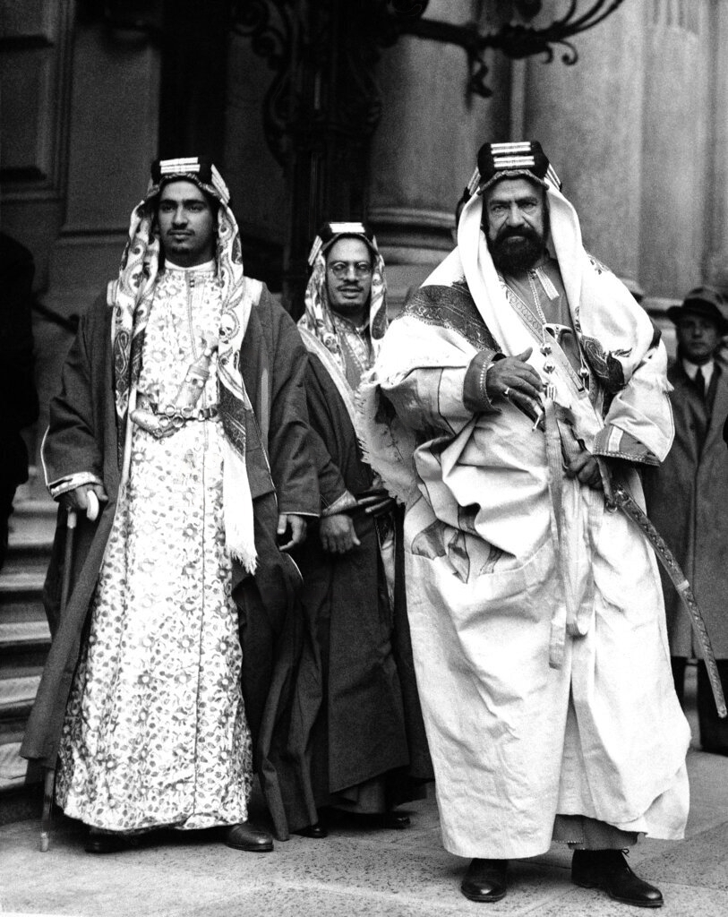 يا لها من صورة خلابة! العزة والفخامة العربية بأوضح صورها. 

هنا نرى الشيخ حمد بن عيسى آل خليفة وأبنائه (الشيخ دعيج والشيخ عبدالله) رحمهم الله جميعاً يغادرون فندق هايد بارك في لندن، في 15 يونيو 1936م. هم في طريقهم إلى الملك إدوارد في قصر باكنغهام حيث سيتم استقباله.