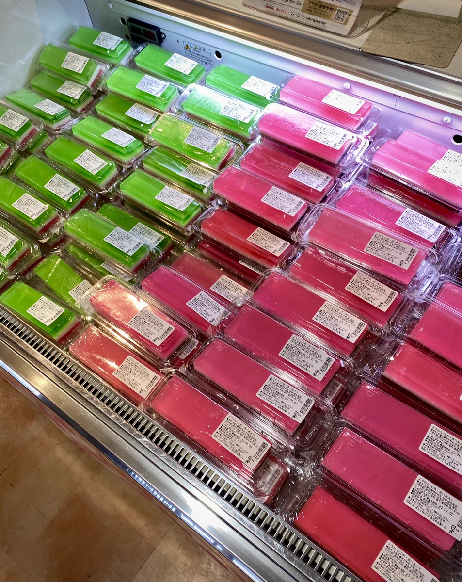 ネオンカラーの羊羹が入いる！？高知のおせちが発色良すぎたw