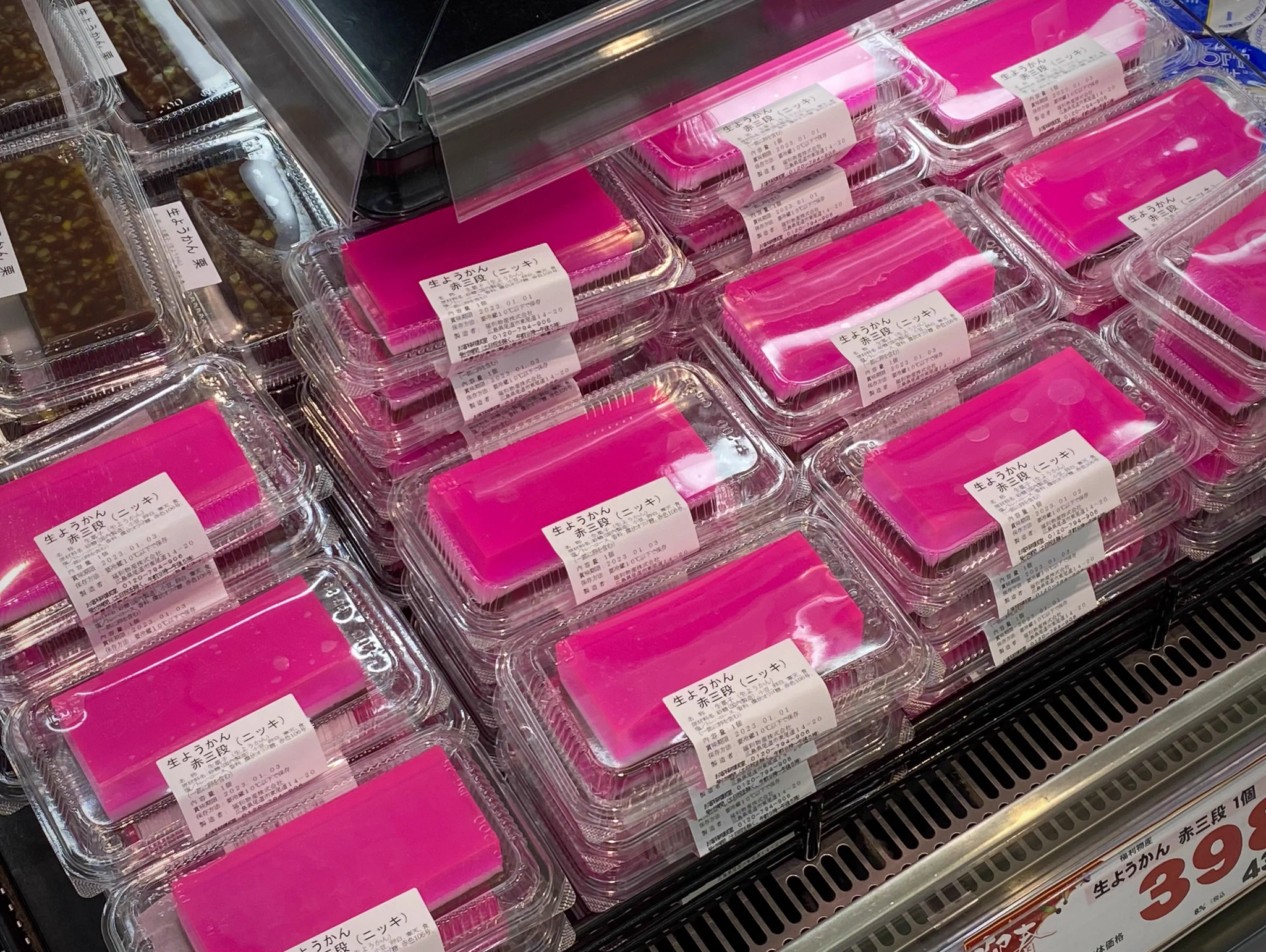 ネオンカラーの羊羹が入いる！？高知のおせちが発色良すぎたw