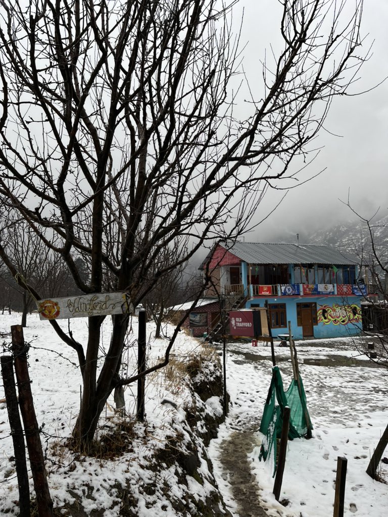 pulkitmeh's tweet photo. Old Trafford Cafe somewhere in the middle of village Pulga, Himachal Pradesh, India. https://t.co/5CFuyldtnv