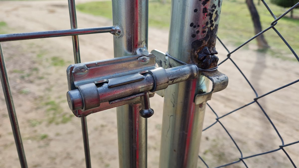 dablaca's tweet photo. @AytoParacuellos Buenos días, os envío fotos de las puertas del parque de perros en la zona del Mirador de Miramadrid.
El parque está estupendo pero los cierres de las puertas están descuadrados y los perros pueden salir sin oposición.
Espero que puedan arreglarlo pronto.Gracias! https://t.co/qgC1ptXHDm