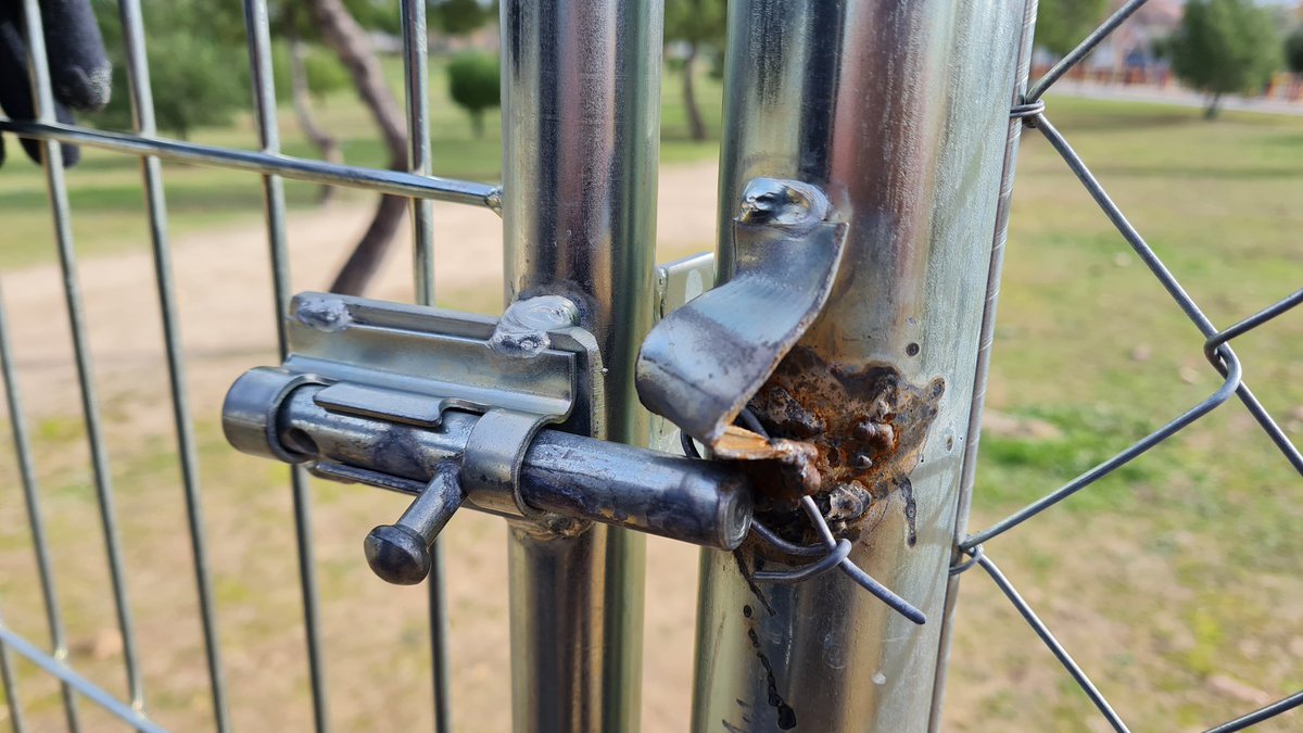 dablaca's tweet photo. @AytoParacuellos Buenos días, os envío fotos de las puertas del parque de perros en la zona del Mirador de Miramadrid.
El parque está estupendo pero los cierres de las puertas están descuadrados y los perros pueden salir sin oposición.
Espero que puedan arreglarlo pronto.Gracias! https://t.co/qgC1ptXHDm