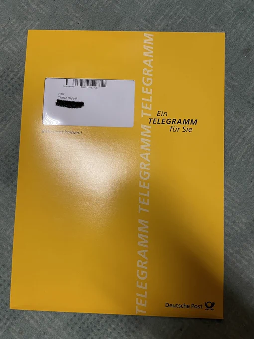 gelber Umschlag aus dünnem Karton im Format B4. Oben rechts Fenster für Adressfeld. Links daneben „Ein Telegramm für Sie“. Unten links Logo Deutsche Post.