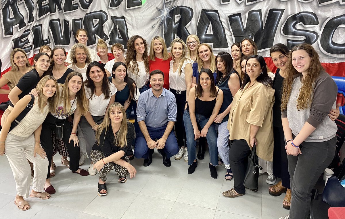 #ElviraRawson 🇵🇱<a href="/ateneodepalermo/">Ateneo de Palermo Elvira Rawson</a> junto a <a href="/hernan_najenson/">Hernan Najenson</a> y <a href="/solepiccini/">solepiccini</a> en el cierre del año junto a vecinas y afiliadas 🇵🇱<a href="/UCRCapital/">UCR CABA</a> proyectando un #2023 a todo vapor. Vamos #UCRUnida <a href="/radicalesxarg/">Radicales x Argentina</a> <a href="/radicalesxarg14/">RxA Comuna 14</a> #COMUNA14