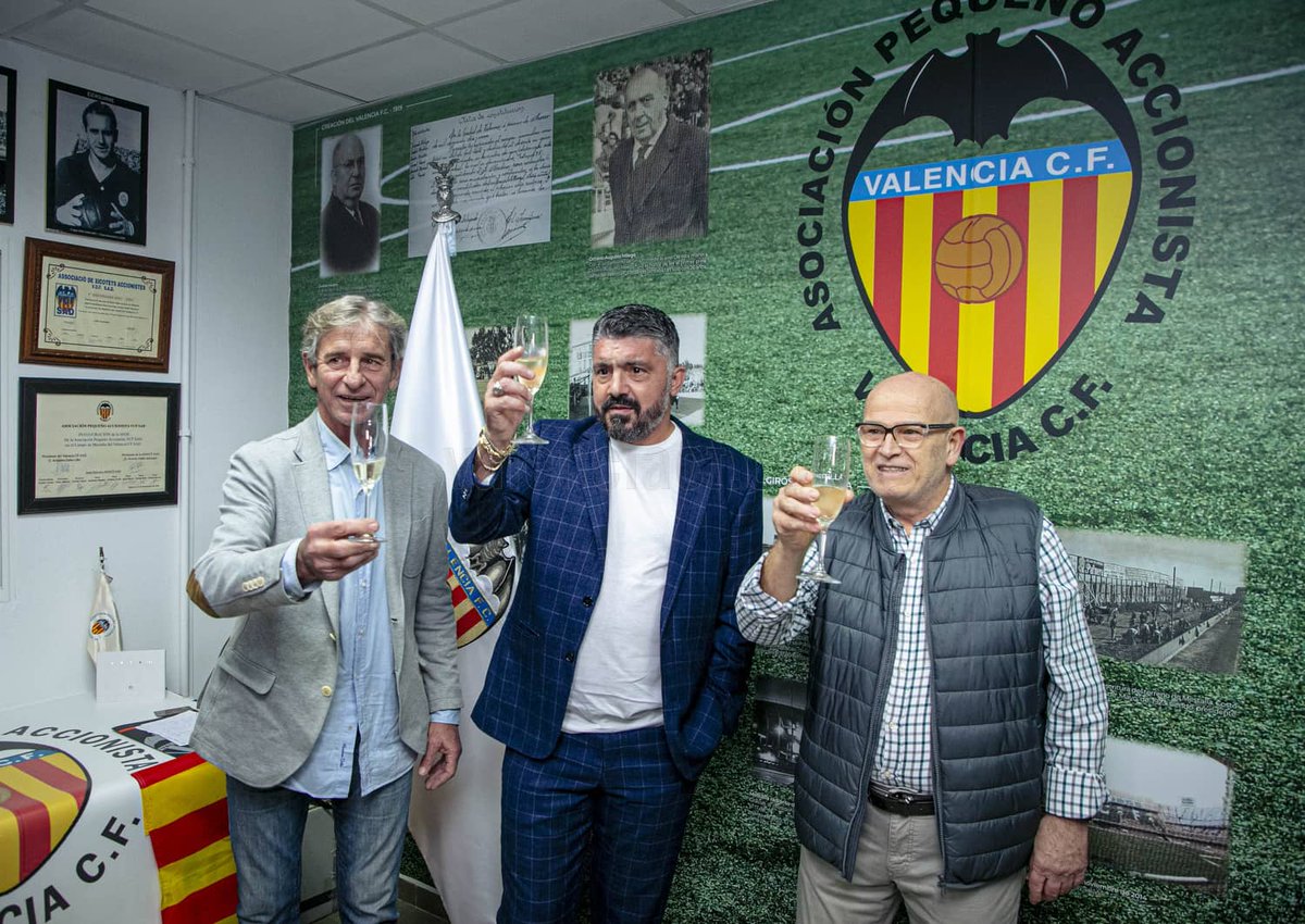apavcf's tweet photo. 🦇 Brindis navideño en la #sedeAPAVCF de #Mestalla, donde tuvimos a Gattuso como invitado especial para desear un año nuevo 2023 lleno de éxitos. https://t.co/pfHzvLMRev