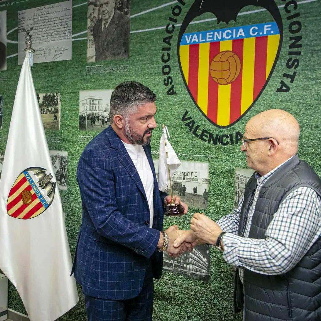 apavcf's tweet photo. 🦇 Brindis navideño en la #sedeAPAVCF de #Mestalla, donde tuvimos a Gattuso como invitado especial para desear un año nuevo 2023 lleno de éxitos. https://t.co/mj6n0kTUcn