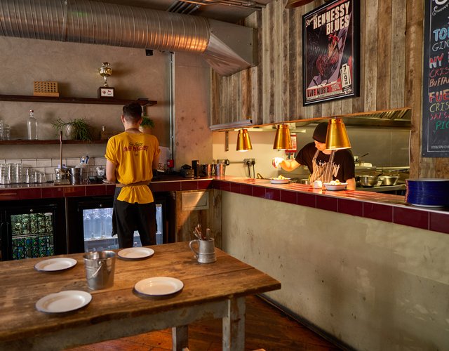 @randyswingbar is an award winning gourmet Chicken Wing restaurant and bar at @hereeast. They’ve so many unique wing flavours you’ll be spoilt for choice! FYI Thursday evenings is live music night 🎶 

#music #evenings #chicken #yummy #food #flavours #hackney