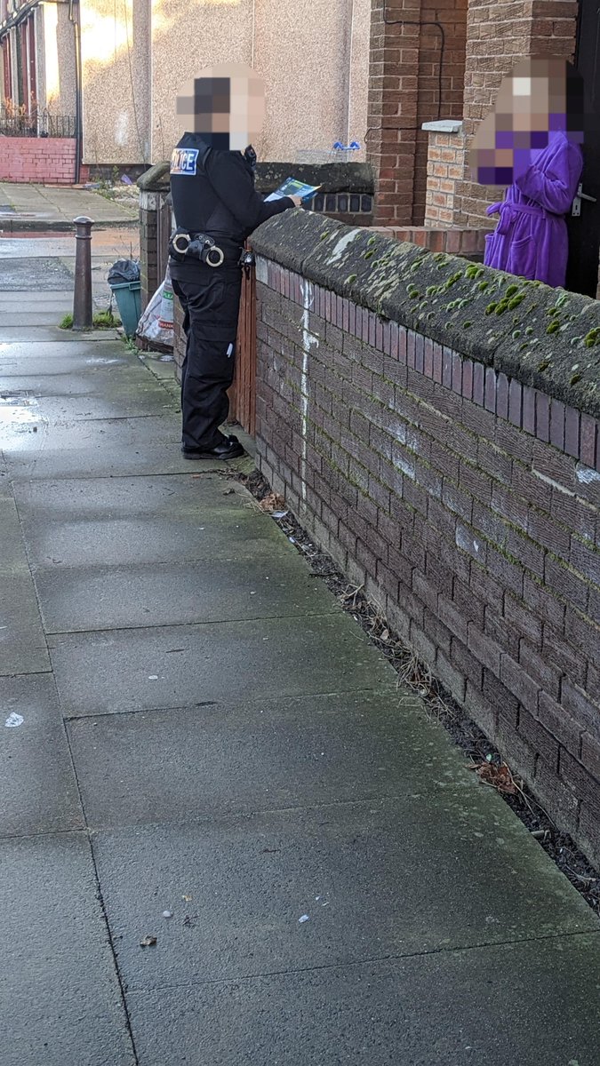 MerpolSthSefton's tweet photo. Officers from South Sefton Local Police have been providing reassurance in #Bootle this week due to recent burglaries in the area.

A reminder to make sure your doors and windows are secure and to report any suspicious circumstances to police.

#OpCastle https://t.co/cLA4N00Bsq