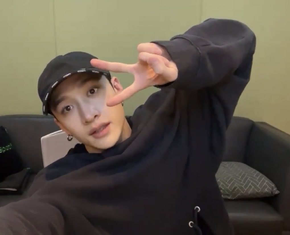 hyuniesprint's tweet photo. 🐺 HILO-RESUMEN: CHAN’S ROOM EP. 190 - ÚLTIMO LIVE DEL AÑO 🐺

dejo algunas traducciones, fotos y vídeos del live de hoy por si alguien no pudo verlo 💗

link: https://t.co/l4qddQXeOp

@Stray_Kids #BangChan #ChansRoom190 https://t.co/2AhCKECPMG