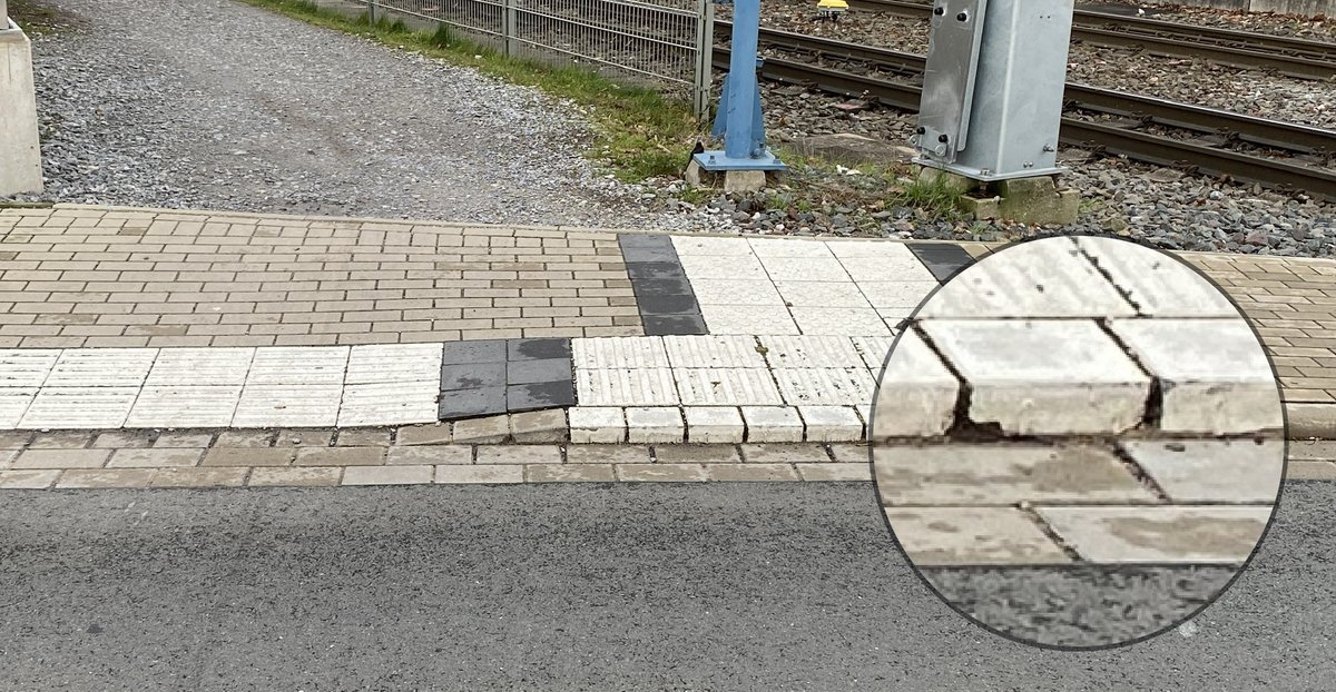 Weiß jemand, wie (rechts im Bild) diese neuerlichen Bordsteinkanten heißen oder hat Erkenntnisse, welchen Zweck sie erfüllen (außer dass man - nachts - als Radfahrer „leicht“ darüber stürzt)? Ist das ein Experiment nur in <a href="/stadtbielefeld/">Stadt Bielefeld</a> ? Färt hier kein Stadtplaner 🚴🏼‍♂️?