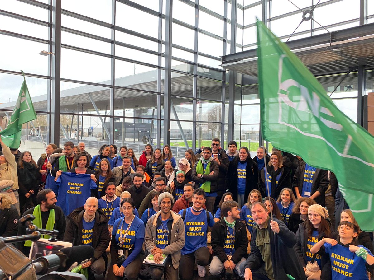 Veel volk vandaag op het stakerspiket van Ryanair.

Ryanair Must Change ! Er zal actie gevoerd worden tot dat Ryanair zich aanpast aan onze standaard.