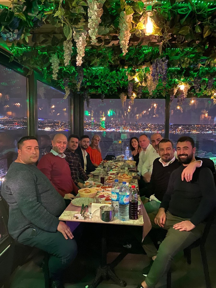 frigoduman's tweet photo. Frigoduman İzmir ve İstanbul ekipleri yılbaşı yemeğinde bir araya geldi. 50. yılımıza girerken başarıyla geçen bir seneyi hep beraber kutladık. Frigoduman ailesi olarak tüm değerli iş ortaklarımızla beraber "Nice senelere!" diyor, yeni yılınızı kutluyoruz.

#hoşgeldin2023 https://t.co/X0MY2RpuJ6