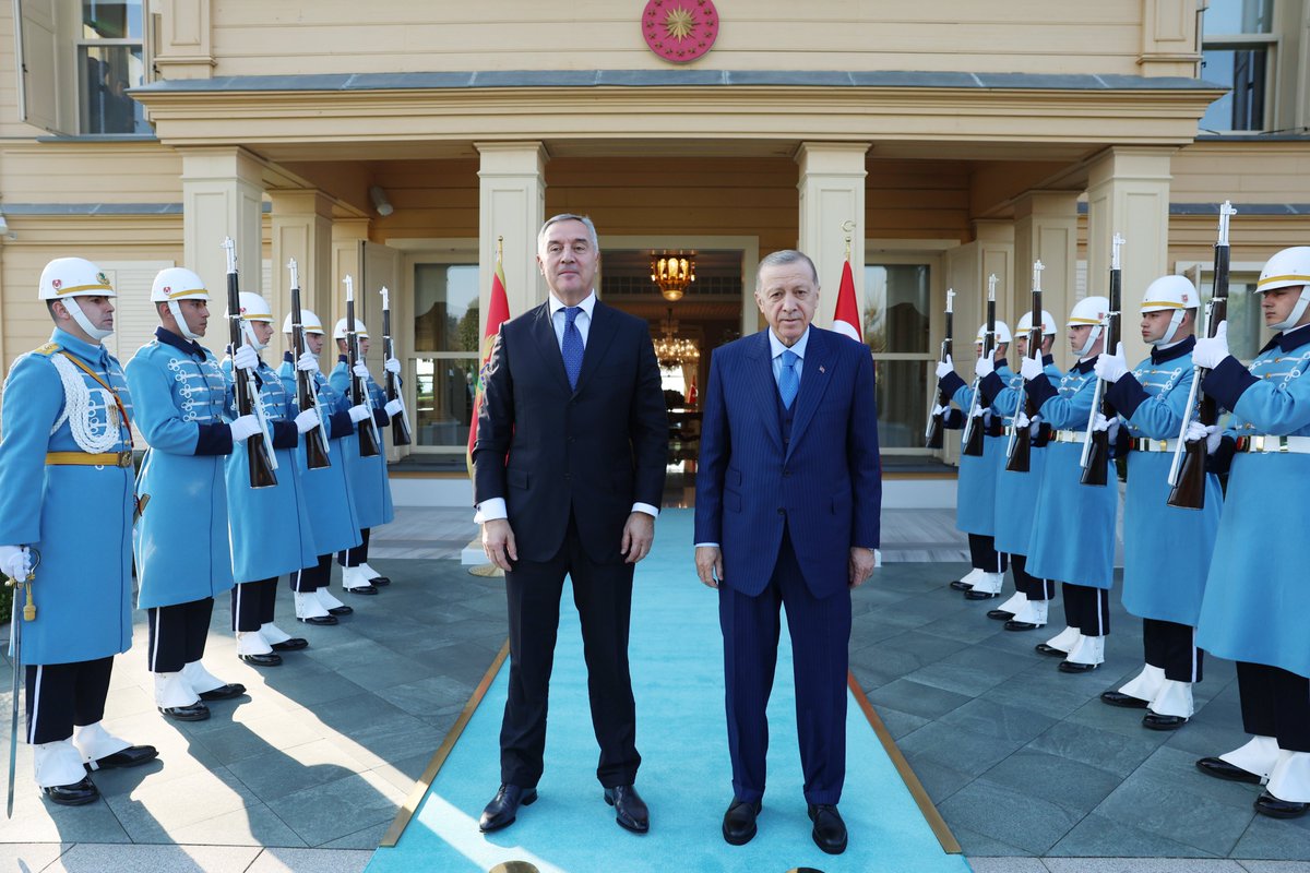 Akparti's tweet photo. Cumhurbaşkanımız Recep Tayyip Erdoğan, Karadağ Cumhurbaşkanı Milo Djukanovic ile Vahdettin Köşkü'nde görüştü. https://t.co/7TDiiMkfPB