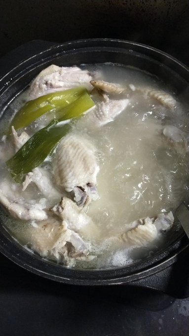 鳥白湯的なものを作り始める
これをベースにカレーを作ってみようと思う 