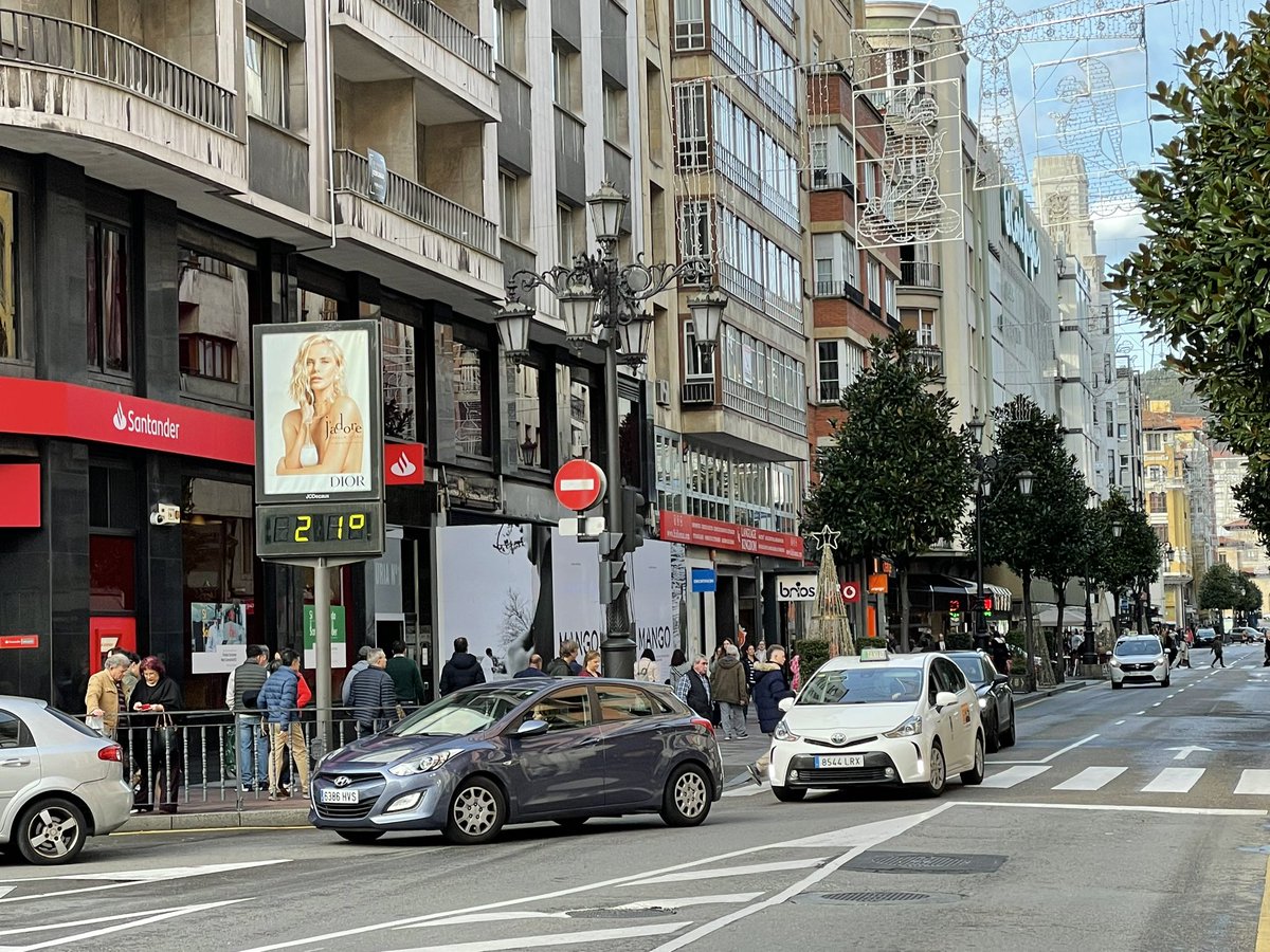 Menuda forma de acabar el año en Oviedo.13:00h 21-22 C.Esta🌡️NO es una suerte. NO es guay. NO es singular. NO debe ser minimizada xq es DESASTROSA.UNA PRUEBA más de la CRISIS CLIMÁTICA. No olvidéis esto, hoy q todos pensamos en el futuro y hacemos propósitos.¡Estamos a tiempo!