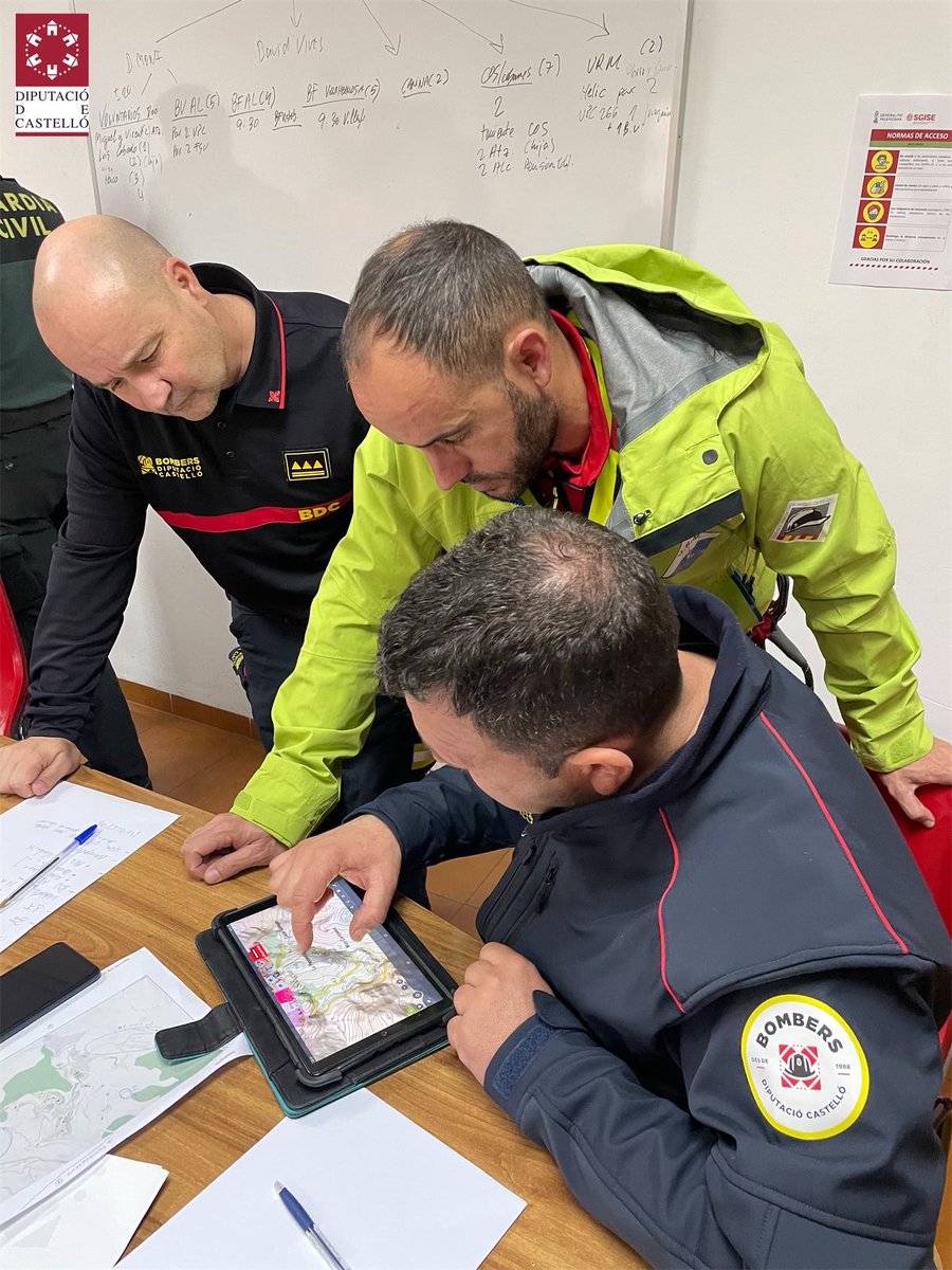 BombersDipcas's tweet photo. Desde el PMA ,establecido en el parc que de Bomberos voluntarios de @BombersDipcas en Llucena, se coordina todo el dispositivo de búsqueda en el que también participa dispositivo de @guardiacivil #Policia @generalitat #AgentsMediambientals @GVAbforestals @GVA112 https://t.co/sQfgLS1wiv