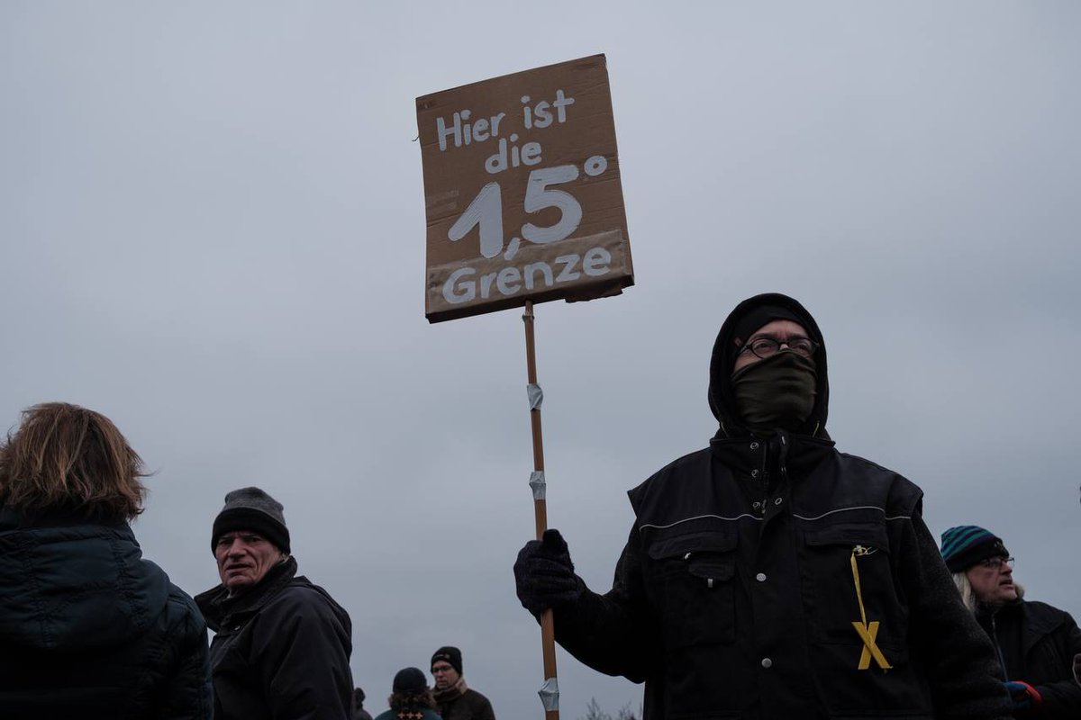 Die wichtigsten #LütziBleibt-Termine im Januar:
🚲 3.1. Anreise nicht mehr mit Auto möglich
✊ 2.-8.1. Aktionstrainings vor Ort &amp; in vielen Städten
🙅‍♀️ 8.1. großer Dorfspaziergang
⚠️ 9.1. Anmeldung der <a href="/MaWaLuetzerath/">Mahnwache Lützerath</a> endet
🏕️ 9.1. <a href="/SystemChange_C/">System Change Camp</a> öffnet!
📢 14.1. Großdemo