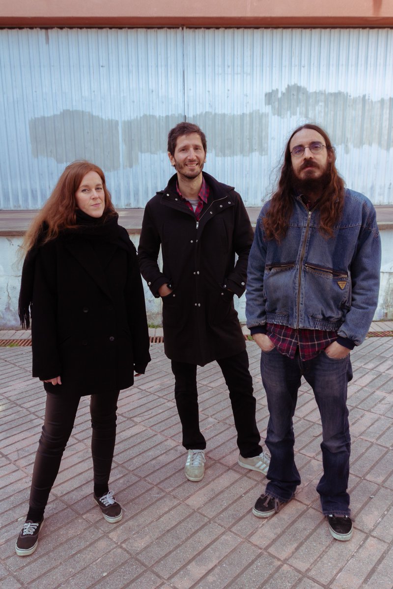 Amigos, esperamos que tengáis un 2023 debuti y escuchéis mucho las canciones de esta humilde banda de rock and roll que os quiere tanto. Un abrazo de parte de Red Apple 🍎❤.